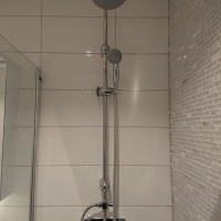 Badrum-med-fondvagg-av-mosaik-01