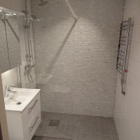 Badrum-med-fondvagg-av-mosaik-02