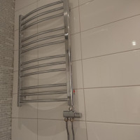 Badrum-med-fondvagg-av-mosaik-03
