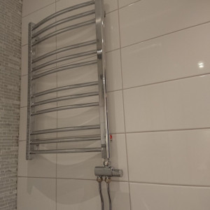 Badrum med fondvägg av mosaik