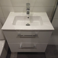 Badrum-med-fondvagg-av-mosaik-05